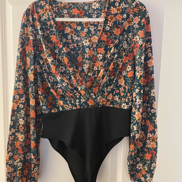 Floral, deep cut, bodysuit - Picture 4 of 5